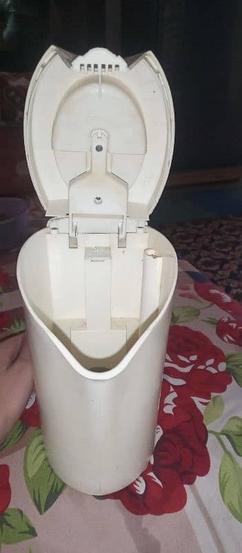 electric kettle very good condition 4