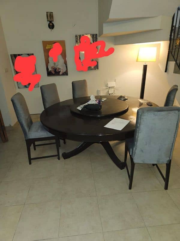 Dining table / 5 seater dining table / Wooden dining table (urgent) 1