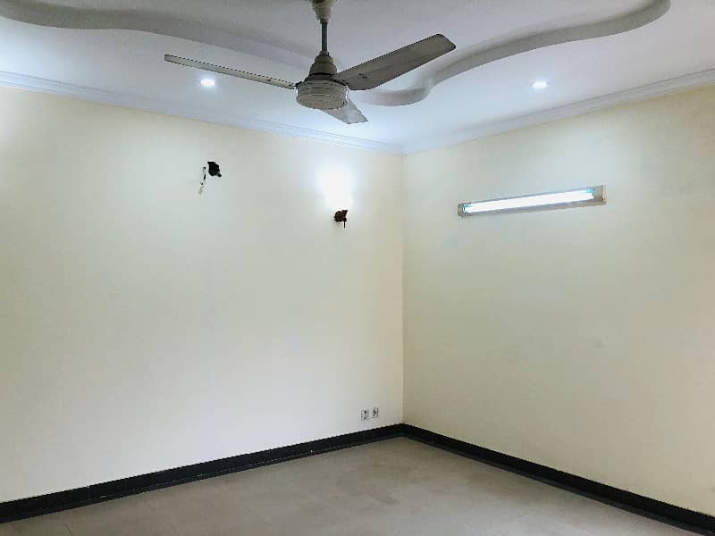 10Marla Used House For Sale In Shaheen Block Bahria Town Lahore. 3