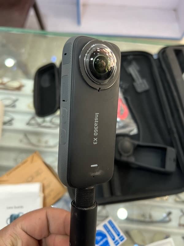 insta 360 x3 with 2 extra batteries 2