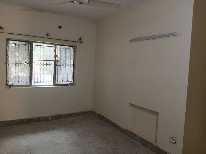 Ground portion of 10 Marla House available for rent in G-10 Islamabad. 4