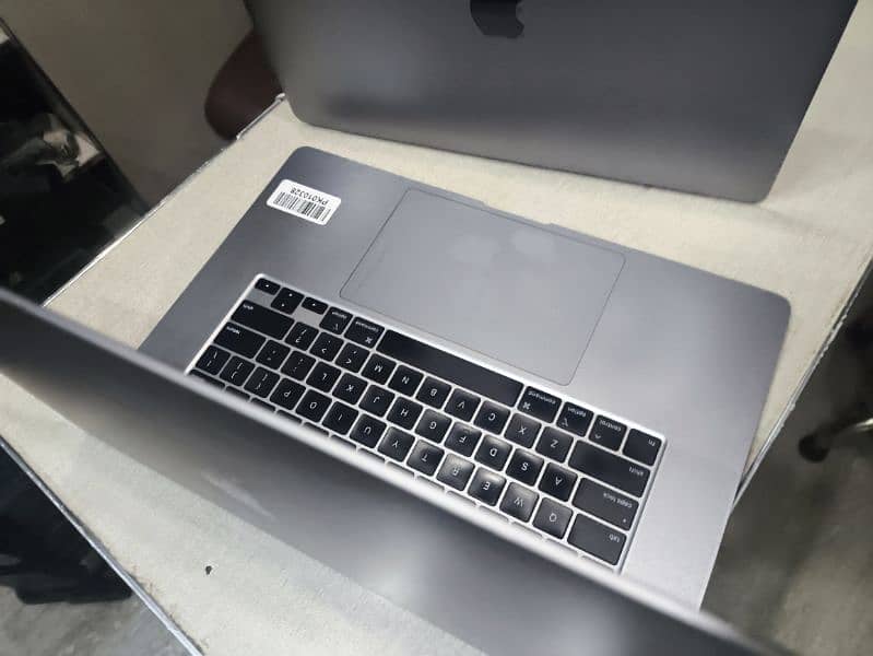 i7 i9 M1 M2 Apple MacBook available 1