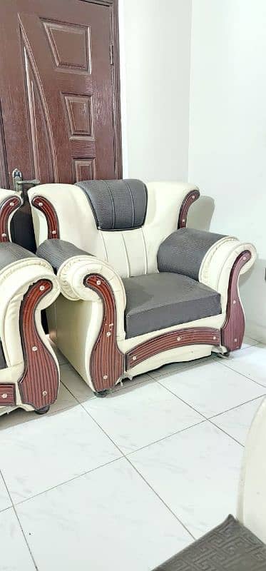 7 Seater sofa set in good condition for urgent sale 2
