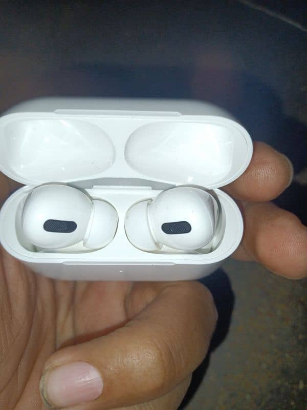 Air Pods Pro and Ronin wire of iphone 2