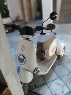 Electricity Scooty for Sale Battery average 80 KM