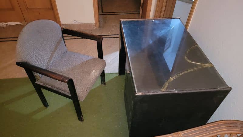 1 office study computer, table with 1 chair 0