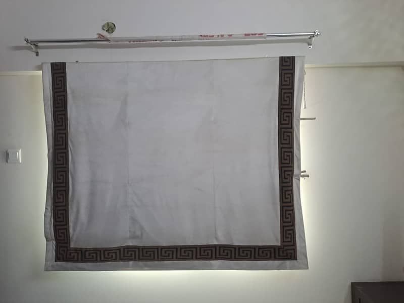 Used Window White Blind 0