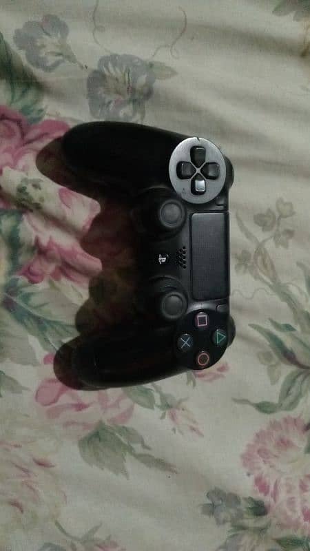 ps4 with original controller and 3 games 2