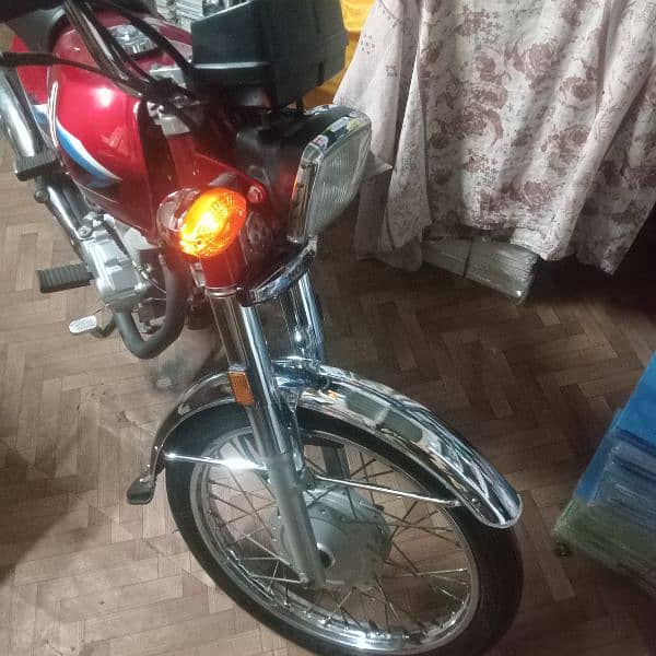 Honda 125 Karachi number excellent and original condition everything 5