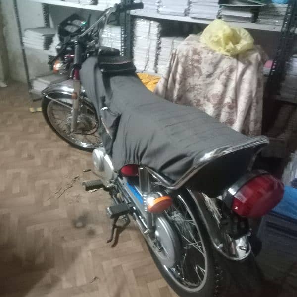 Honda 125 Karachi number excellent and original condition everything 8