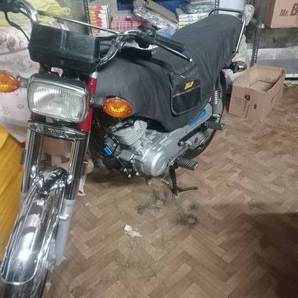 Honda 125 Karachi number excellent and original condition everything 9