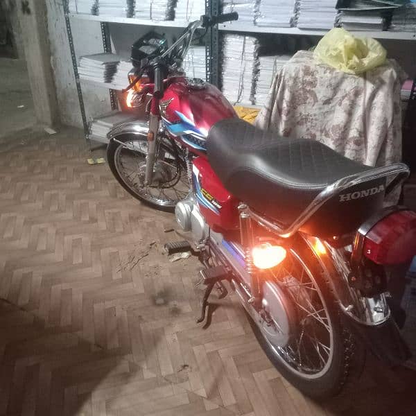 Honda 125 Karachi number excellent and original condition everything 10