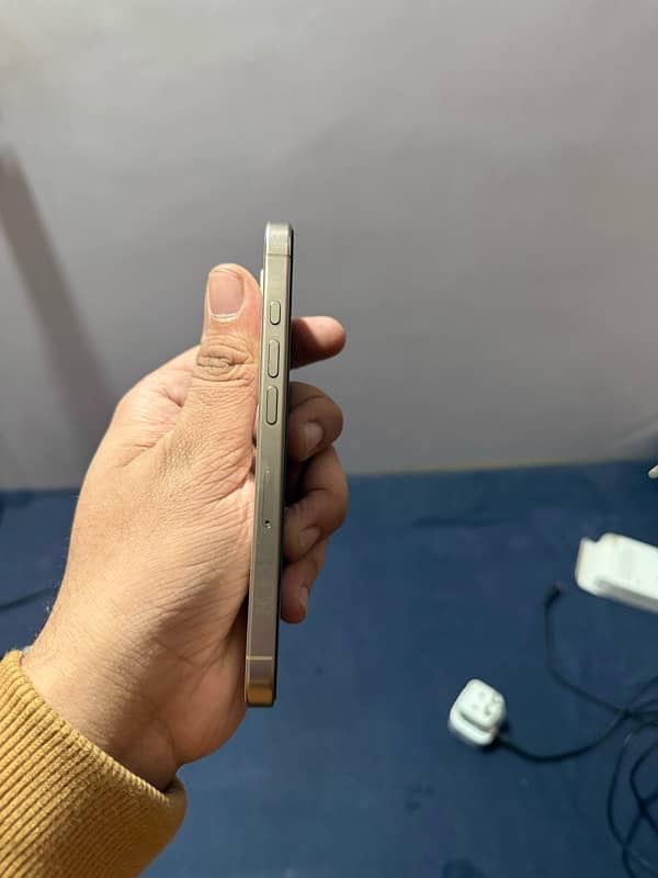 iPhone 16 pro (256GB) Dessert Titanium 3