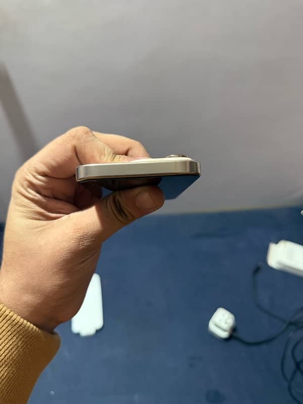 iPhone 16 pro (256GB) Dessert Titanium 4