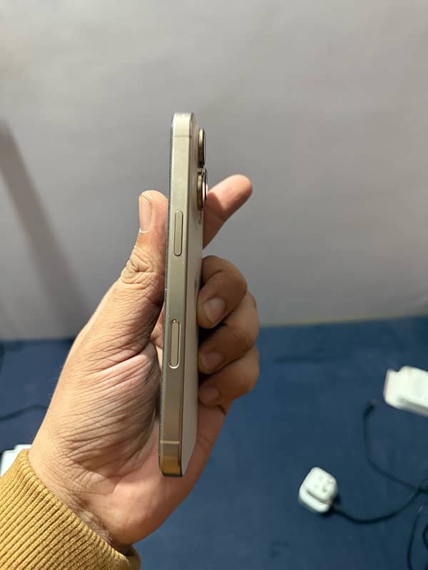 iPhone 16 pro (256GB) Dessert Titanium 5