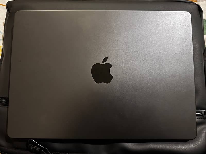 Macbook pro M3 pro 14 inch 18/512 4