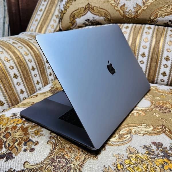 “SPECIAL OFFER ”Apple macbook pro  LATE 2017 model 15inch 16GB/512GB 1