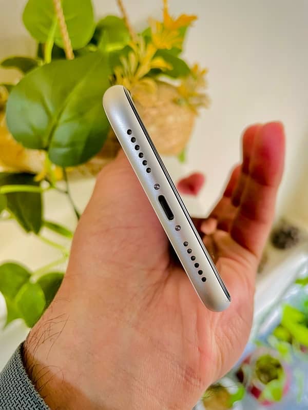 Apple iPhone 11 - 64GB - White - JV 5