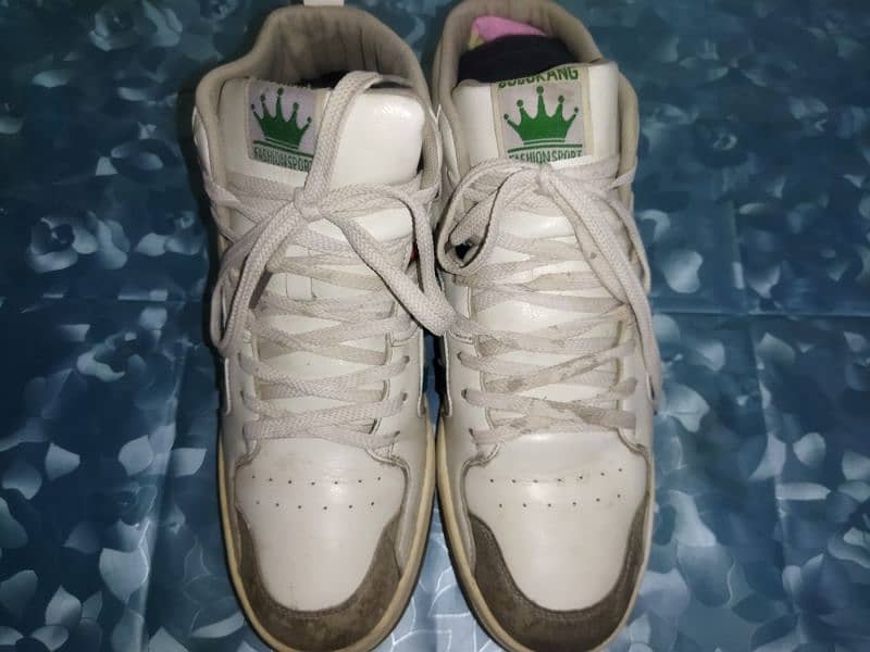 High-Top Sneakers – Used but in Good Condition 4