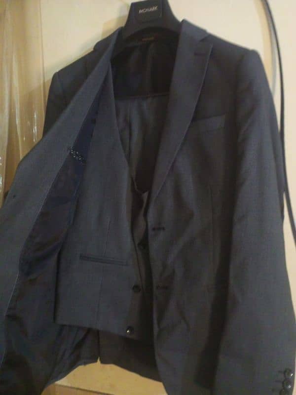 5 Premium Three-Piece Suits for Sale – Excellent Condition! 3