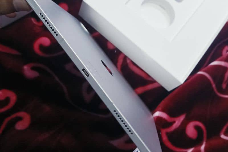 iPad Pro 6th Gen (12.9-inch) – Excellent Condition + Accessories 12