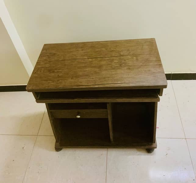 Compact Wooden Computer Table With Drawers 1