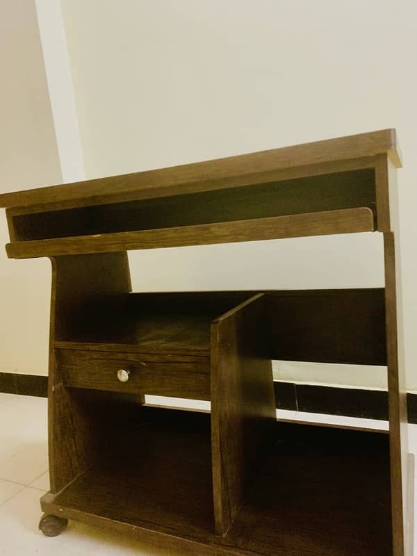 Compact Wooden Computer Table With Drawers 2