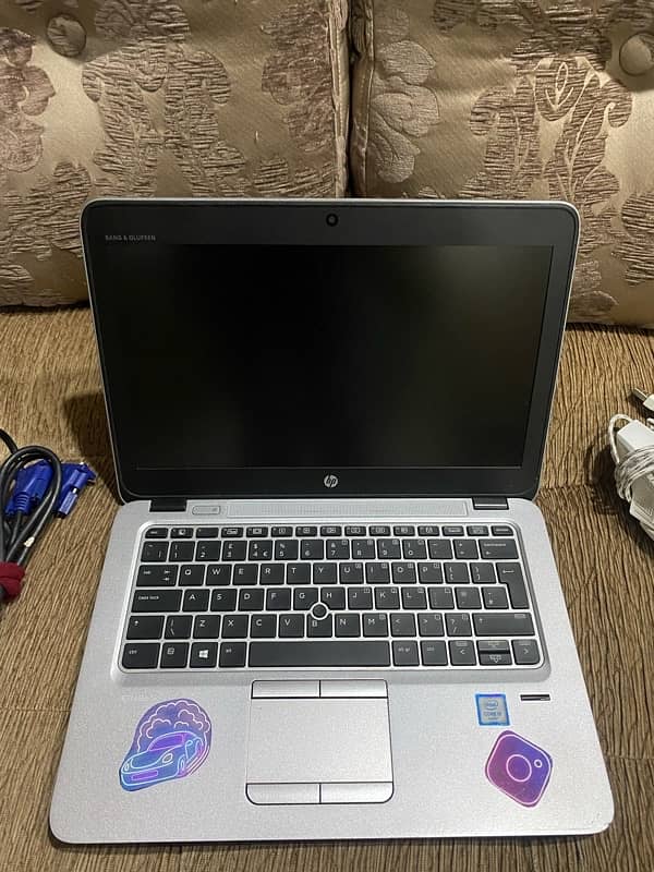 HP EliteBook 820 G3 256GB SSD with Mouse and Original Charger. 6