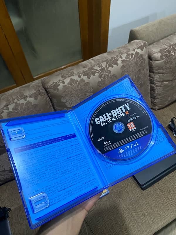 PS4 Slim 500 GB Great Condition with Original Controller and Cables 2