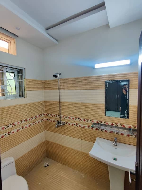 4 Marla double story tile floor house urgent for sale with Gas 5