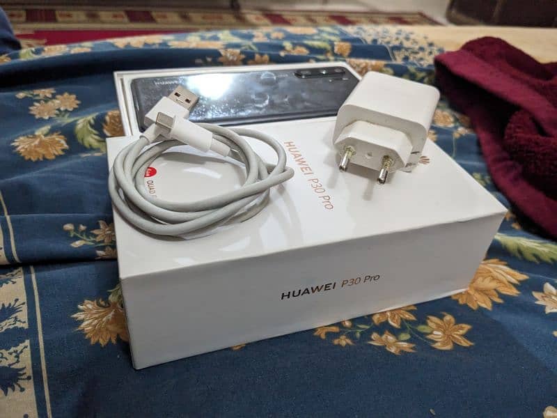 Huawei P30 Pro complete box , only serious buyers contact 9