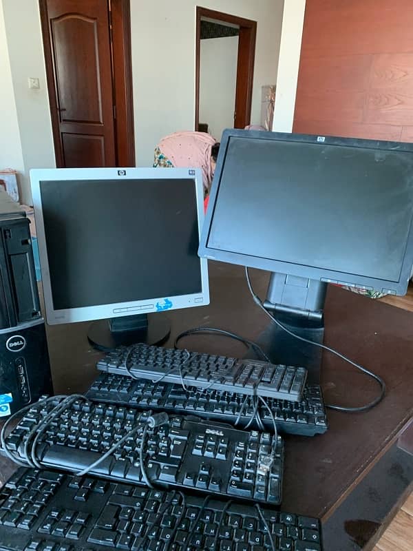 2 monitor 1 cpu and keyboards 4