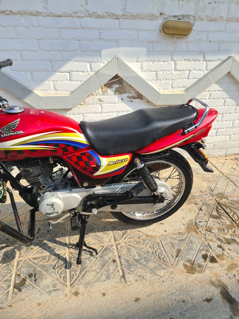 Honda CG 125 Deluxe 2014 1