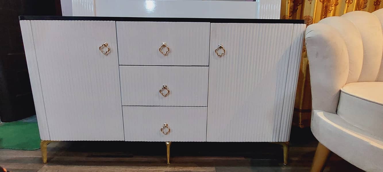 Elegant Master Bedroom Set – White & Gold 2