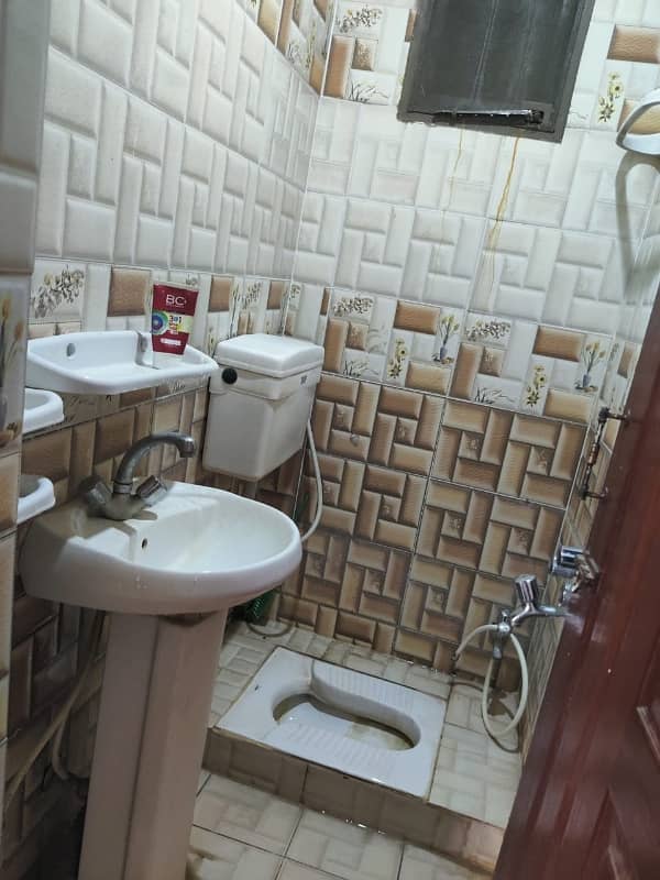 Room Of 250 Square Feet In Ghauri Garden Is Available 5