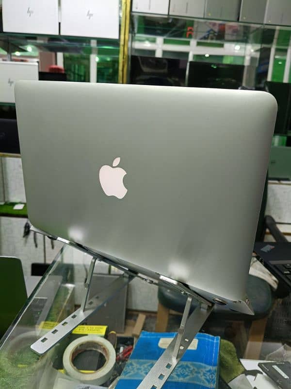 Macbook Air 13" 2014/2015Core i5-8GB+256ssd/Ultr slim with charger. . A+ 0