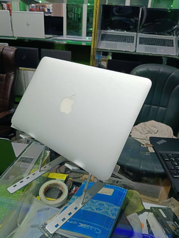 Macbook Air 13" 2014/2015Core i5-8GB+256ssd/Ultr slim with charger. . A+ 5