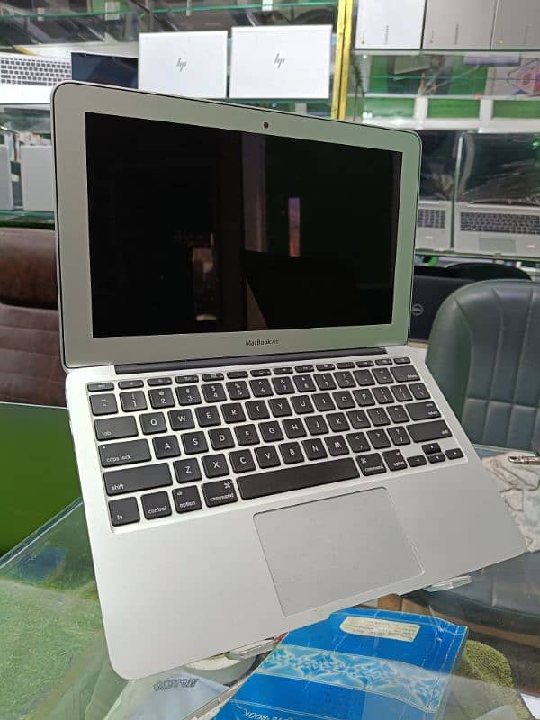 Macbook Air 13" 2014/2015Core i5-8GB+256ssd/Ultr slim with charger. . A+ 7