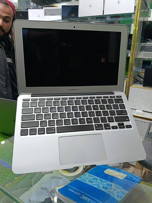 Macbook Air 13" 2014/2015Core i5-8GB+256ssd/Ultr slim with charger. . A+ 9