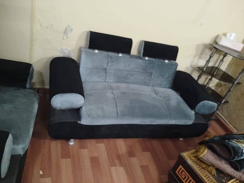 7 seater balck Grey sofa set. . in v good condition 1