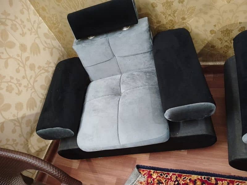 7 seater balck Grey sofa set. . in v good condition 4