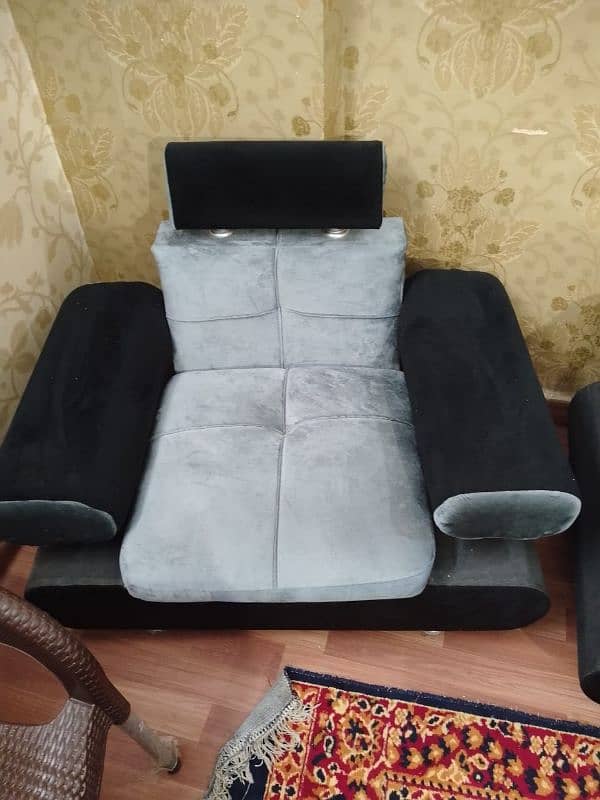 7 seater balck Grey sofa set. . in v good condition 6