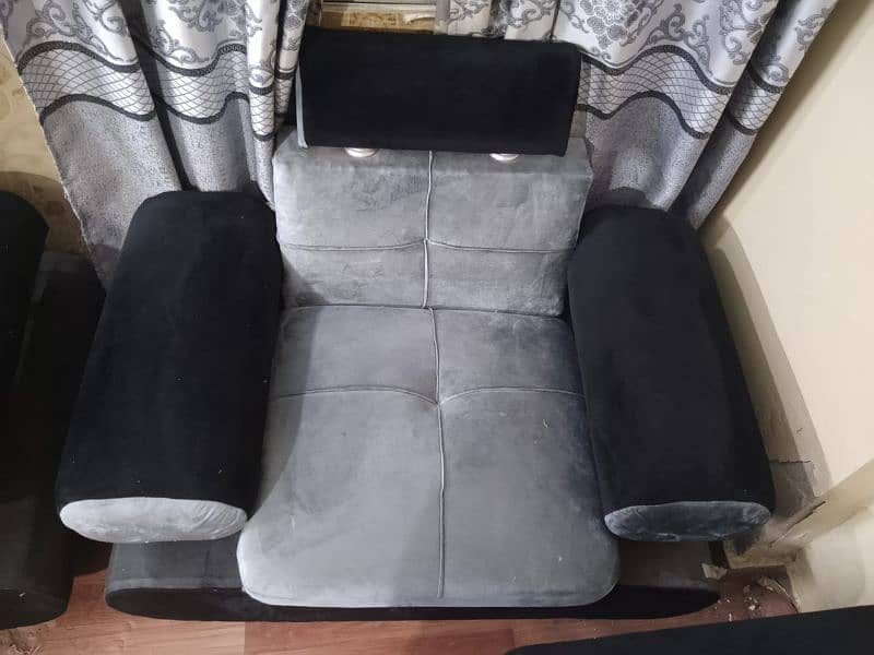 7 seater balck Grey sofa set. . in v good condition 7