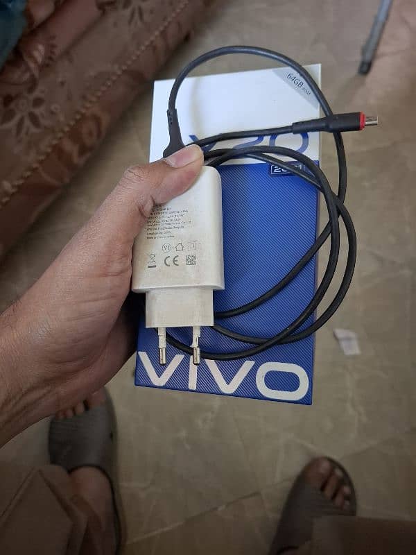 vivo y20 4gb and 64 complete box fully genuine. panel break 7