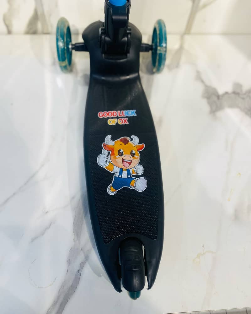 Kids Foldable Scooters with Lights on wheels at Happy Toys 9