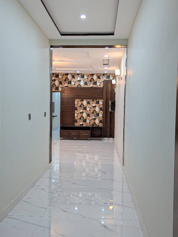 10 Marla VIP Double Storey Well Luxery Hot Location Brand New Modern Style Available For Sale In Nasheman Phase 1 Sorrounding UCP University Lahore. 3