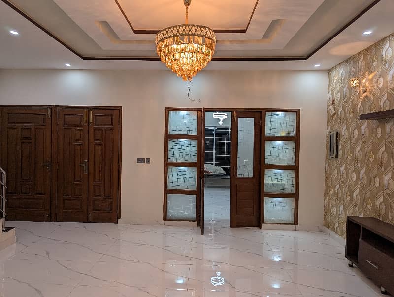 10 Marla VIP Double Storey Well Luxery Hot Location Brand New Modern Style Available For Sale In Nasheman Phase 1 Sorrounding UCP University Lahore. 6