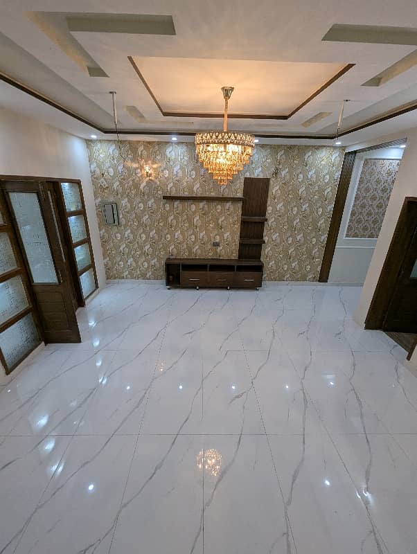 10 Marla VIP Double Storey Well Luxery Hot Location Brand New Modern Style Available For Sale In Nasheman Phase 1 Sorrounding UCP University Lahore. 18