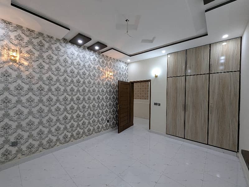 10 Marla VIP Double Storey Well Luxery Hot Location Brand New Modern Style Available For Sale In Nasheman Phase 1 Sorrounding UCP University Lahore. 28