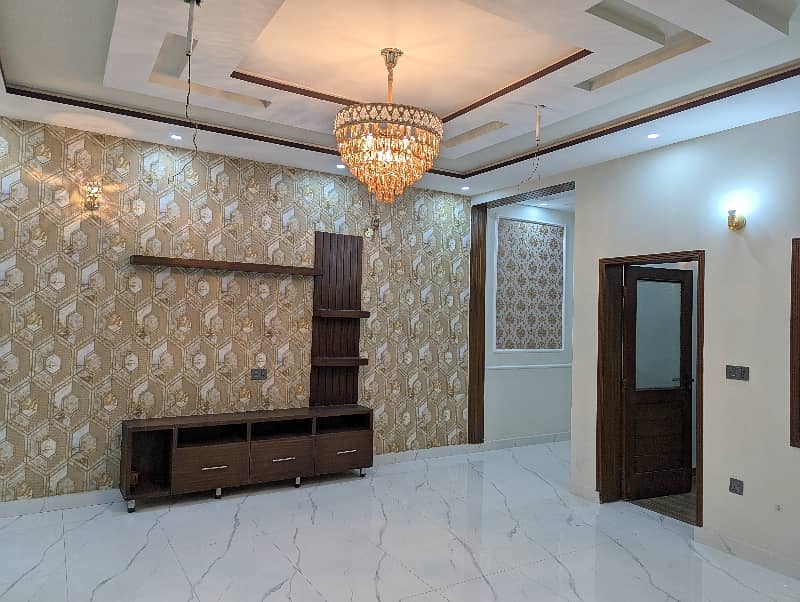 10 Marla VIP Double Storey Well Luxery Hot Location Brand New Modern Style Available For Sale In Nasheman Phase 1 Sorrounding UCP University Lahore. 34